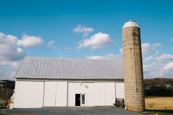 Barn wedding at Spring Meadows farm in mount solon Virginia wedding photographer